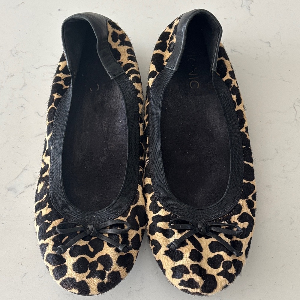 Vionic Black and Tan Animal Print Flats